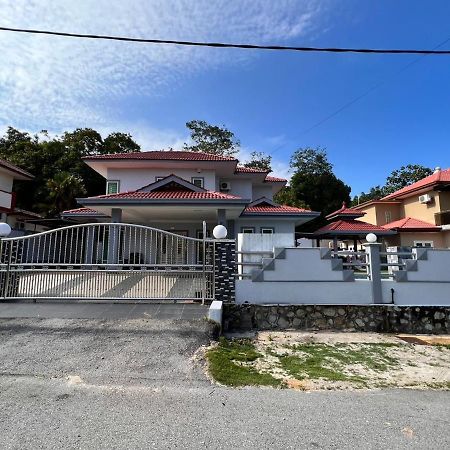 Bearbrick Homestay With Pool Port Dickson Exteriör bild