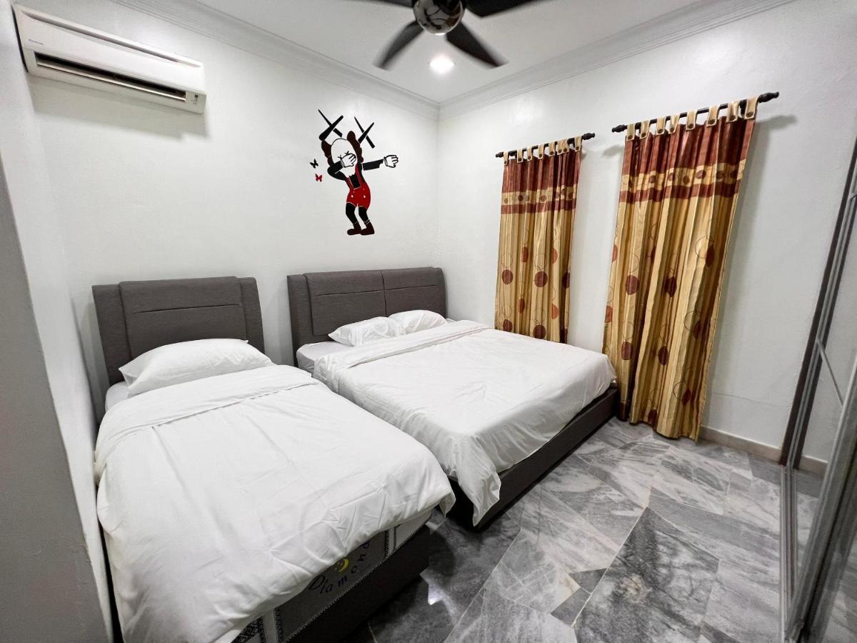 Bearbrick Homestay With Pool Port Dickson Exteriör bild