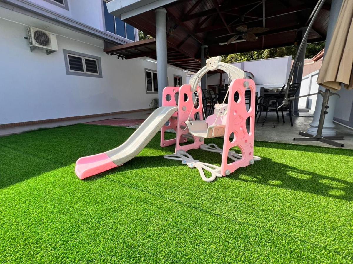 Bearbrick Homestay With Pool Port Dickson Exteriör bild