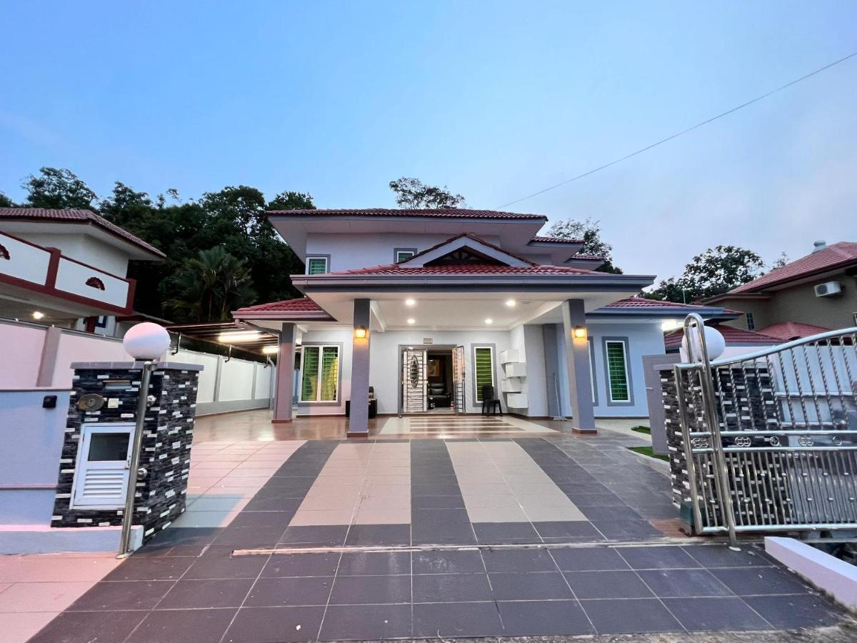 Bearbrick Homestay With Pool Port Dickson Exteriör bild